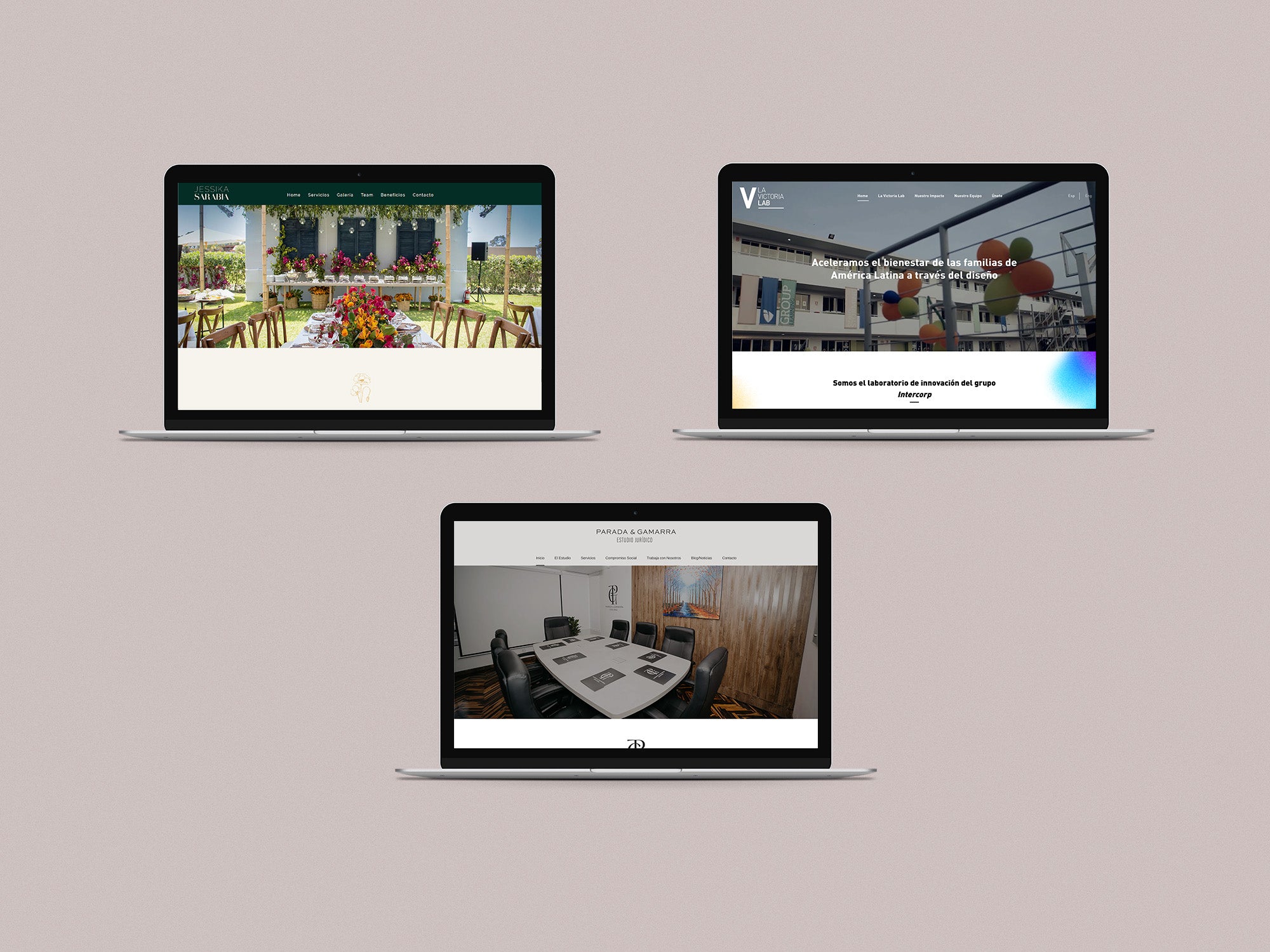 Tres laptops abiertas. En sus pantallas de izquierda a derecha se muestran las siguientes páginas web: Jessika Sarabia, La Victoria Lab y Parada & Gamarra Estudio Legal.