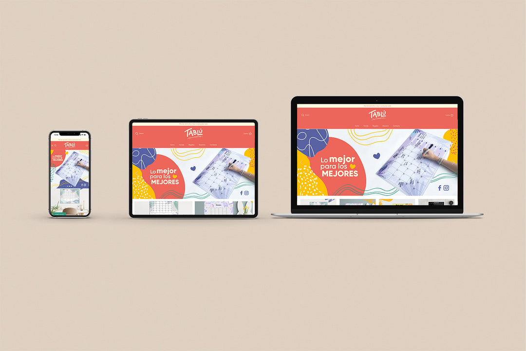Un Iphone, un Ipad y una laptop mostrando cada uno el inicio de la página web de Tablú México. Los tres dispositivos están uno al lado del otro sobre un fondo color entero beige. 