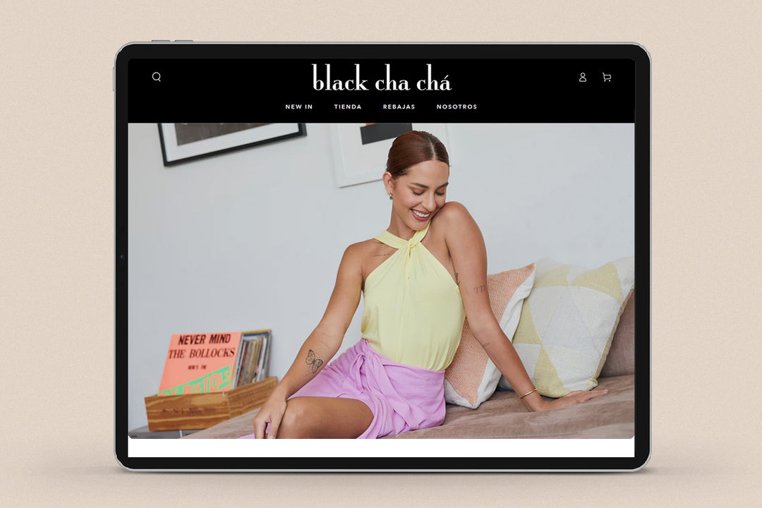 Imagen de un ipad con la web de  Black Cha Chá en su pantalla.