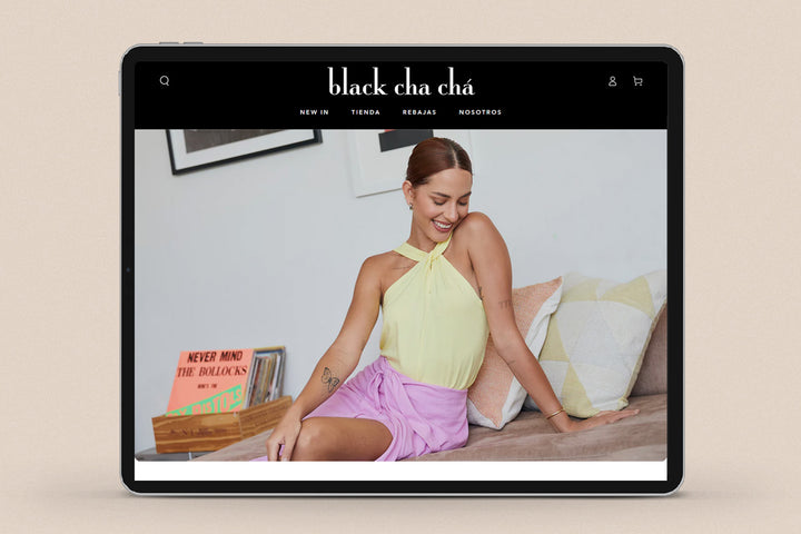 Imagen de un ipad con la web de  Black Cha Chá en su pantalla.
