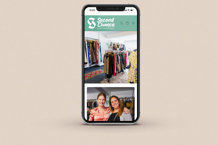 Imagen de un iphone con la web de Second Chance en su pantalla.