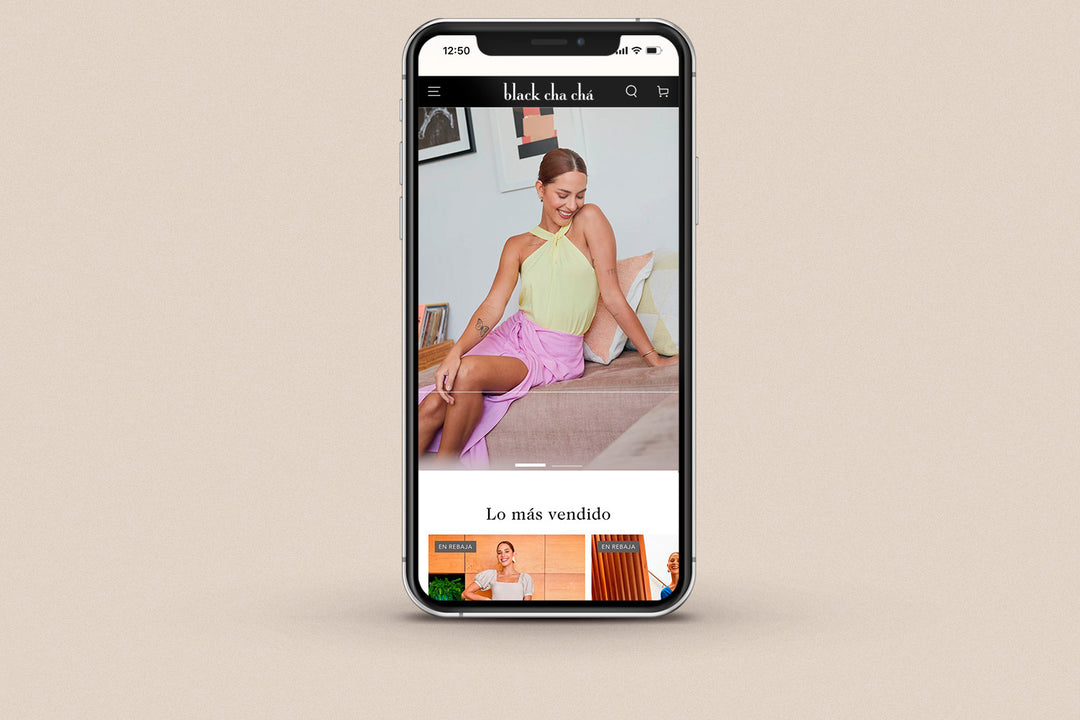 Imagen de un iphone con la web de Black Cha Cha en su pantalla.