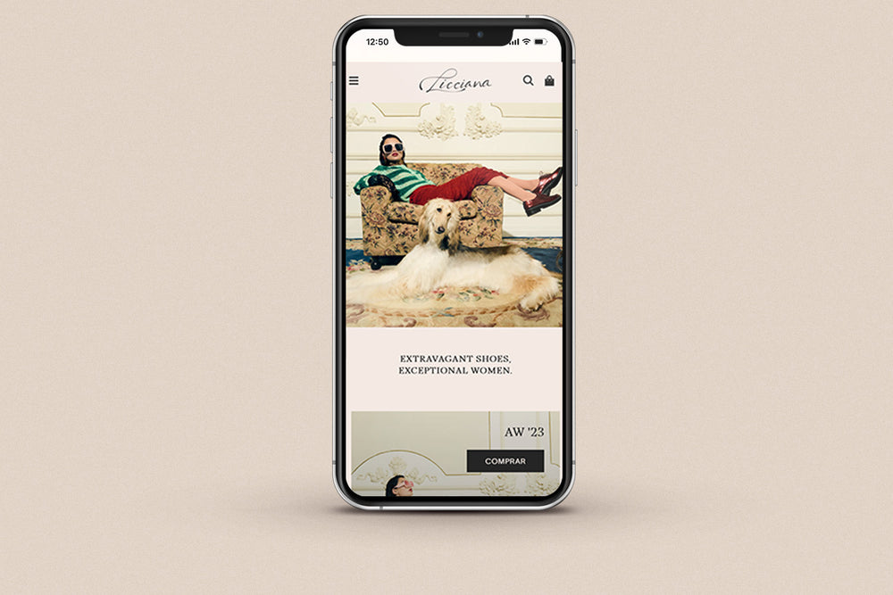 Imagen de un iphone con la web de Licciana en su pantalla.