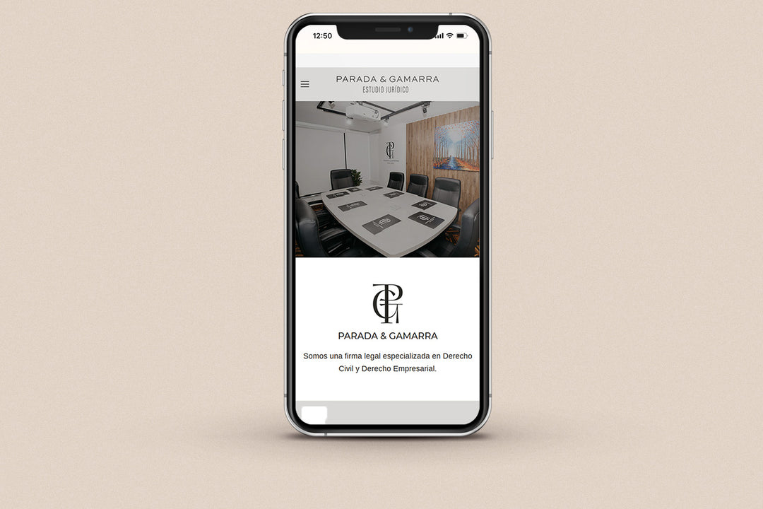 Imagen de un iphone con la web de Parada & Gamarra Estudio Jurídico en su pantalla.