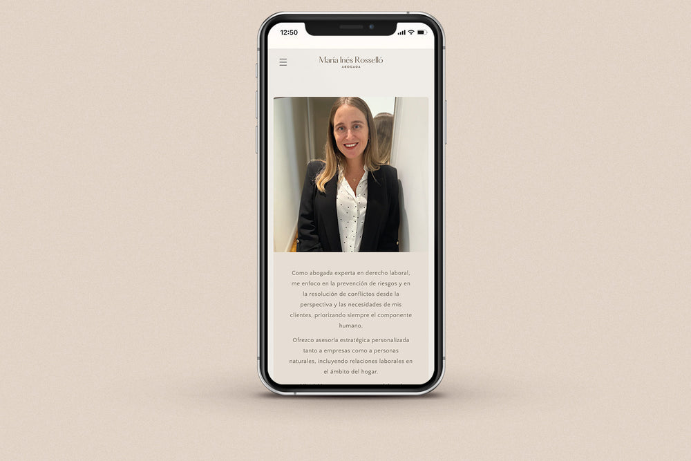 Imagen de un iphone con la web de María Inés Rosselló en su pantalla.