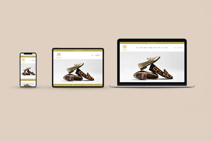 Un Iphone, un Ipad y una laptop mostrando cada uno el inicio de la página web de Mandina. Los tres dispositivos están uno al lado del otro sobre un fondo color entero beige. 