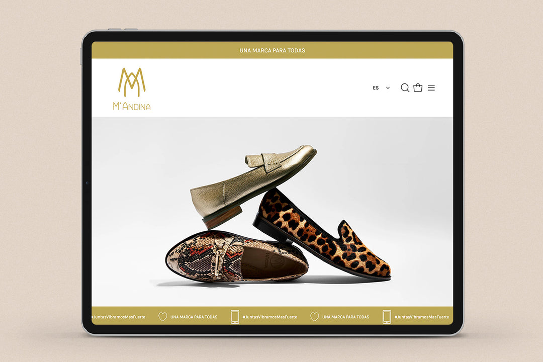 Imagen de un ipad con la web de  Mandina en su pantalla.