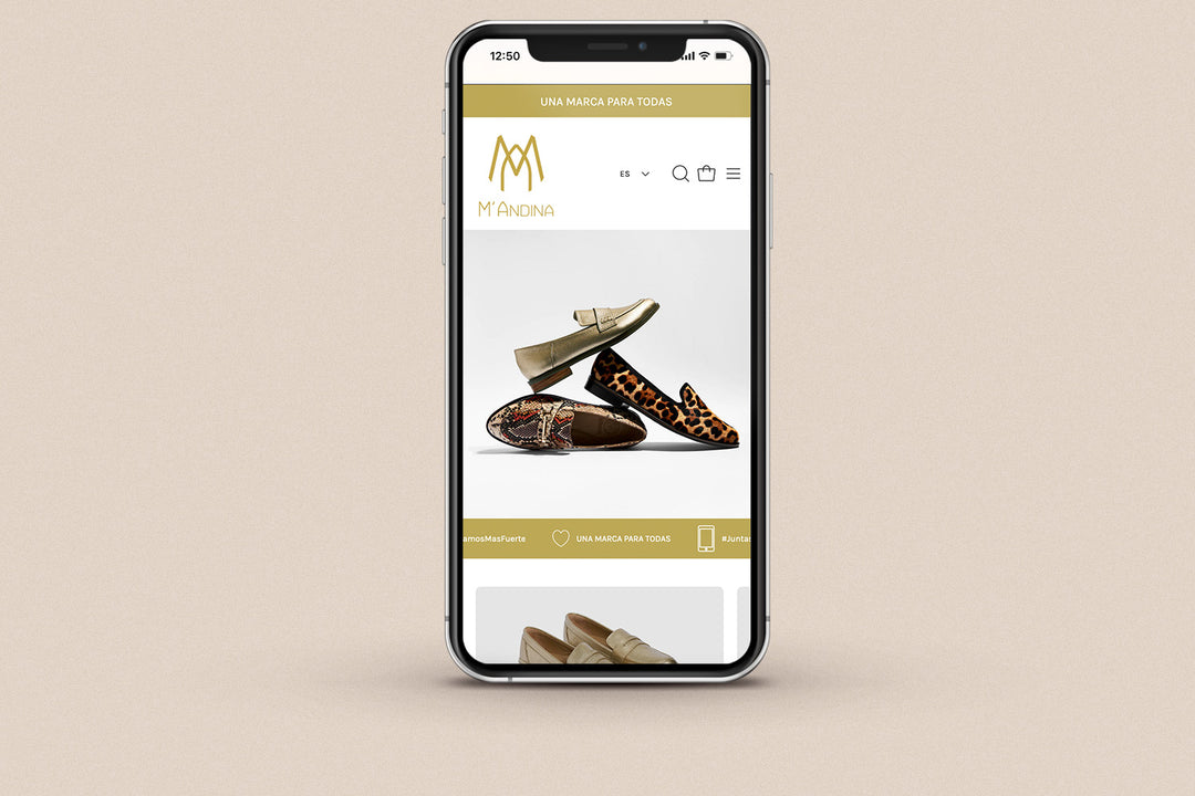 Imagen de un iphone con la web de  Mandina en su pantalla.