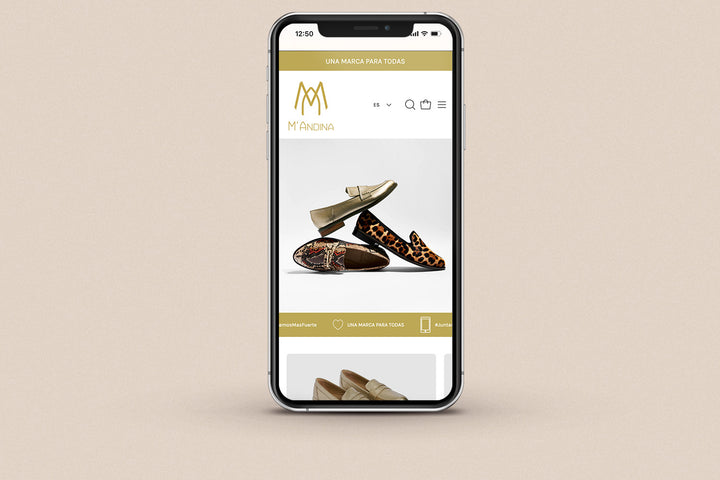 Imagen de un iphone con la web de  Mandina en su pantalla.