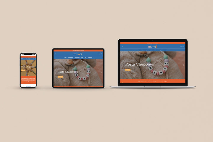 Un Iphone, un Ipad y una laptop mostrando cada uno el inicio de la página web de Munai. Los tres dispositivos están uno al lado del otro sobre un fondo color entero beige. 