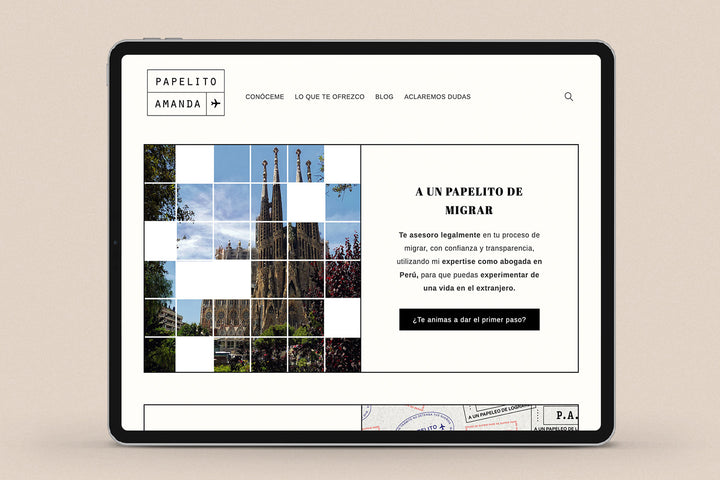 Imagen de un ipad con la web de Papelito Amanda en su pantalla.