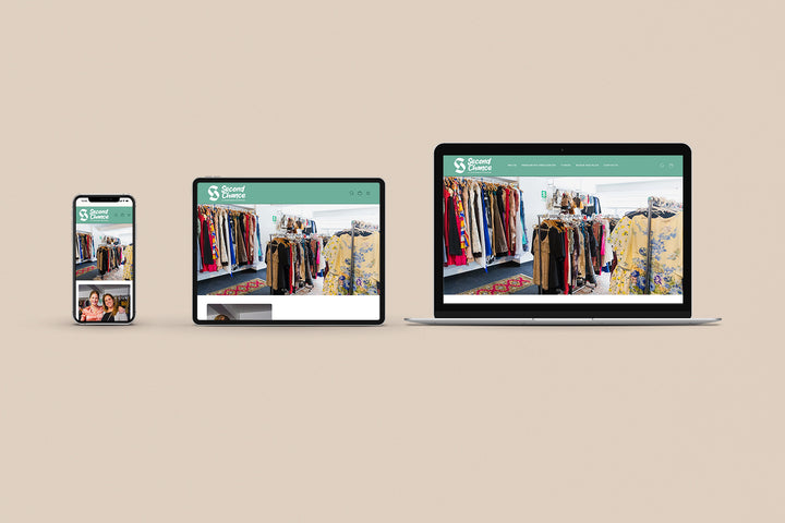 Un Iphone, un Ipad y una laptop mostrando cada uno el inicio de la página web de Second Chance. Los tres dispositivos están uno al lado del otro sobre un fondo color entero beige. 