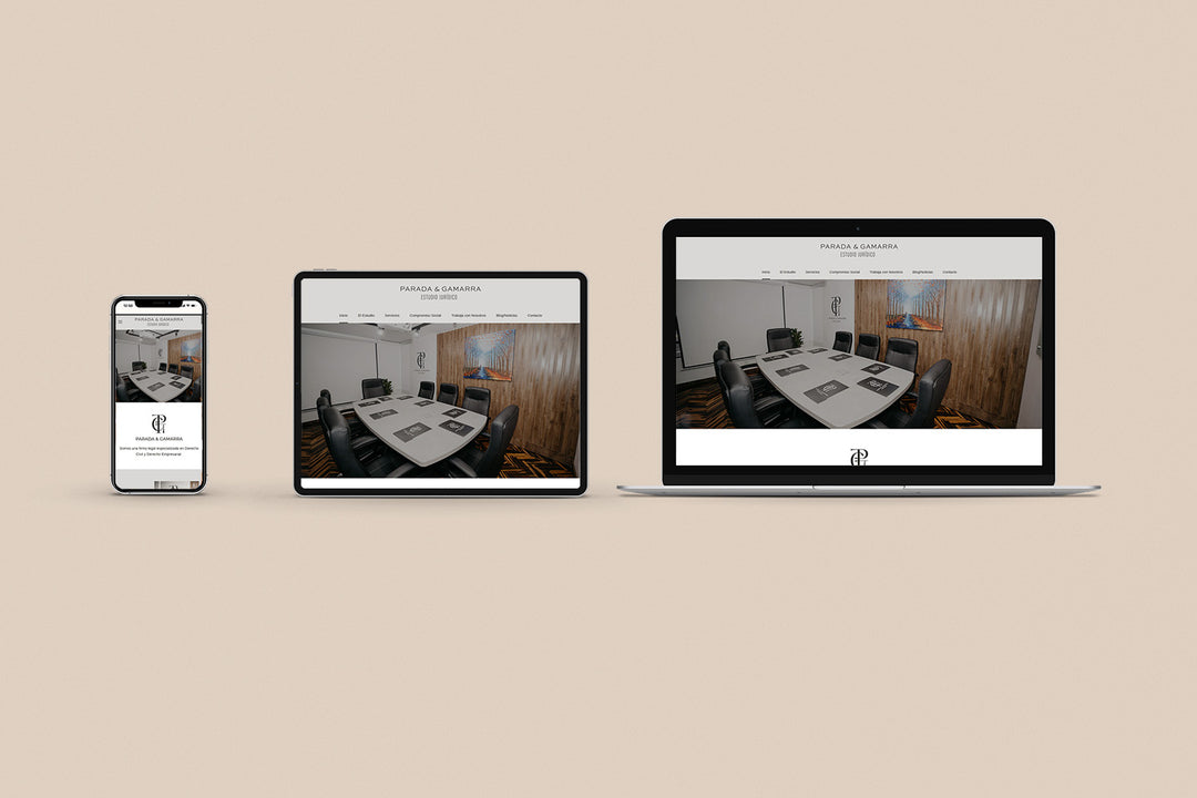 Un Iphone, un Ipad y una laptop mostrando cada uno el inicio de la página web de Parada & Gamarra Estudio de Abogados. Los tres dispositivos están uno al lado del otro sobre un fondo color entero beige. 