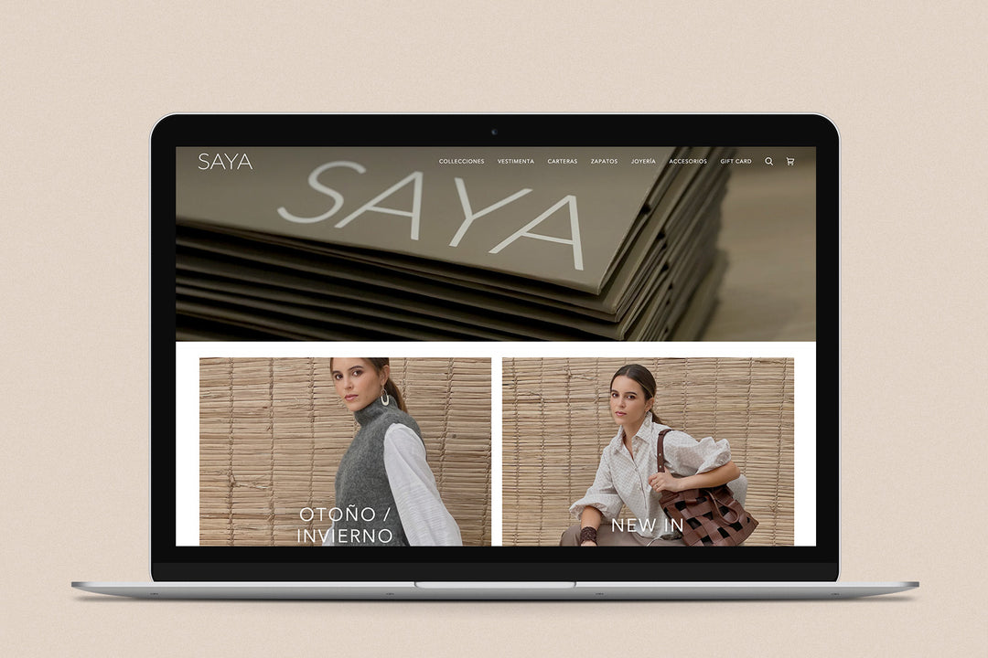 Imagen de una laptop con la web de Saya en su pantalla.