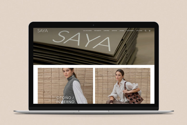 Imagen de una laptop con la web de Saya en su pantalla.