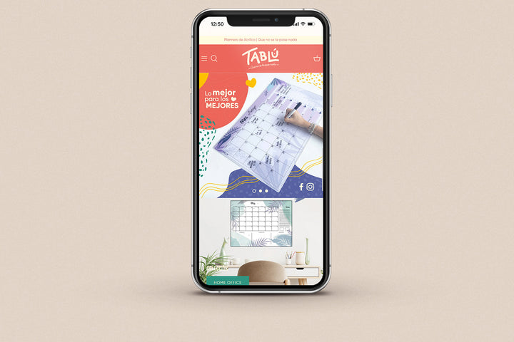 Imagen de un iphone con la web de  Tablú México en su pantalla.