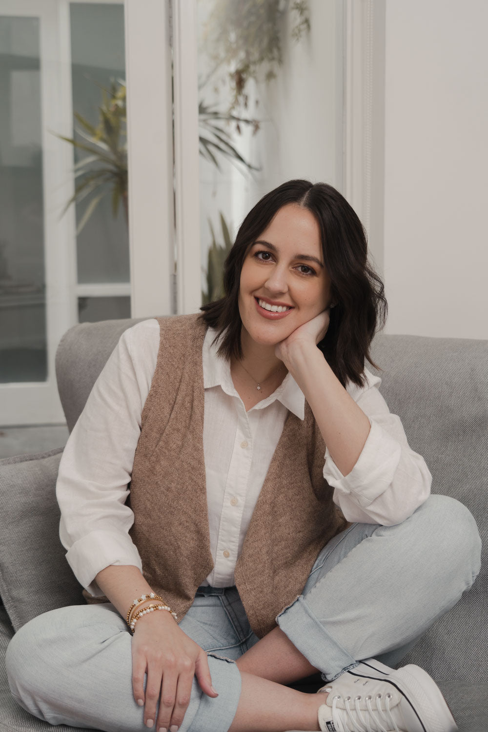 Mariana Angulo sonriendo a la cámara.
