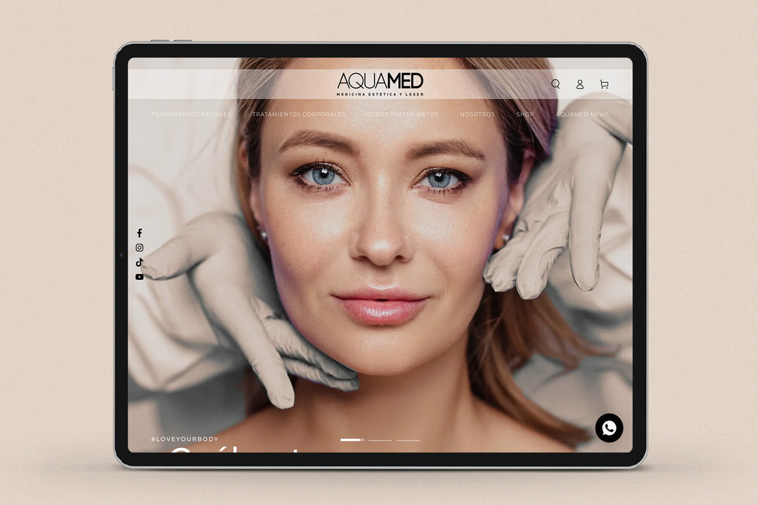 Imagen de un ipad con la web de Aquamed en su pantalla.
