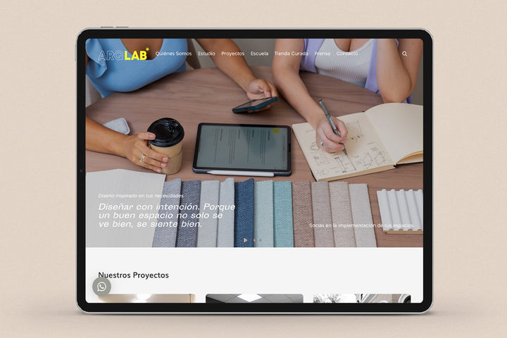 Imagen de un ipad con la web de Arqlab en su pantalla.