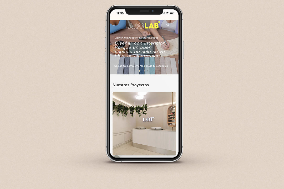 Imagen de un iphone con la web de Arqlab en su pantalla.