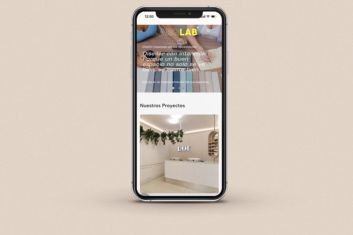 Imagen de un iphone con la web de Arqlab en su pantalla.