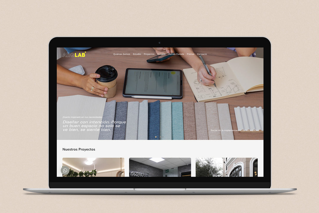 Imagen de una laptop con la web de Arqlab en su pantalla.