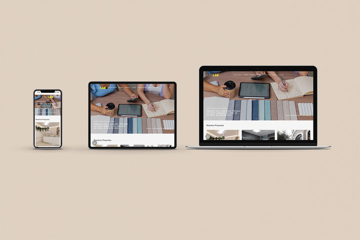 Imagen de un iphone, un ipad y una laptop con la web de Arqlab en sus pantallas.