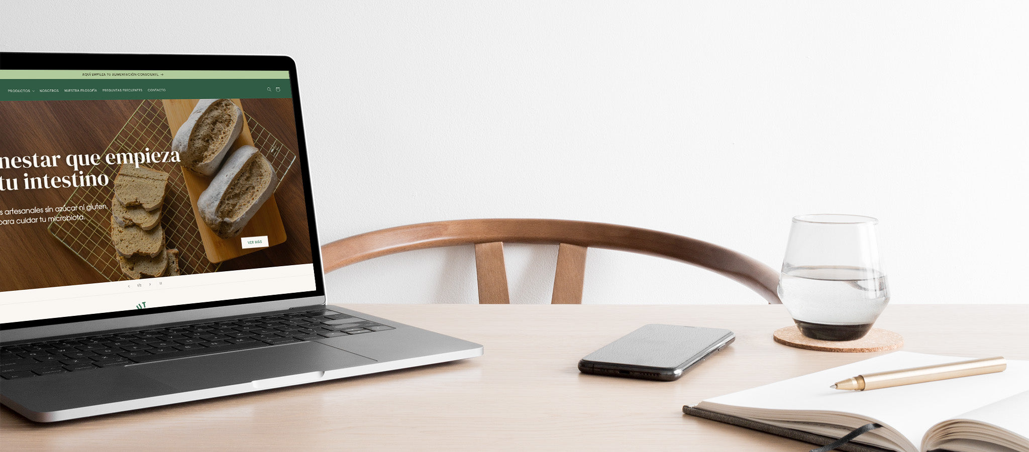 Una laptop abierta sobre una mesa. En su pantalla se ve la página web de Plantive.