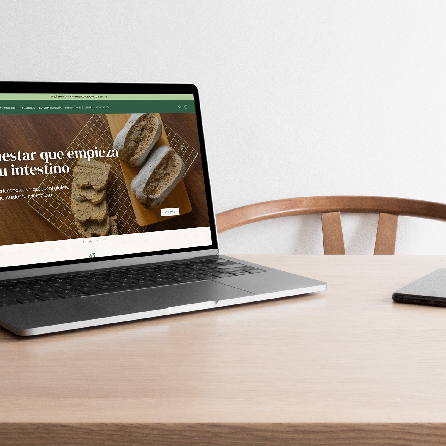 Una laptop abierta sobre una mesa. En su pantalla se ve la página web de Plantive.
