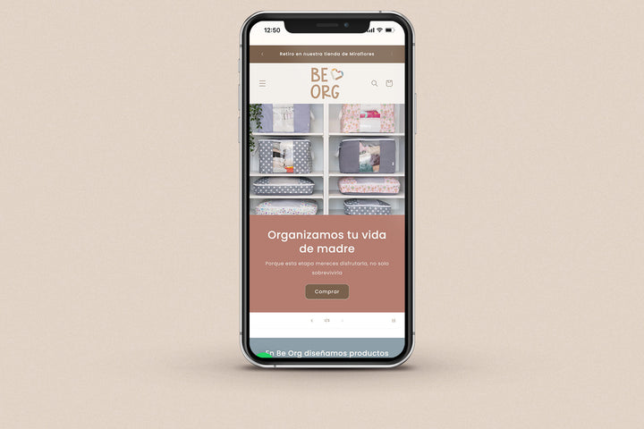 Imagen de un iphone con la web de Be Org en su pantalla.