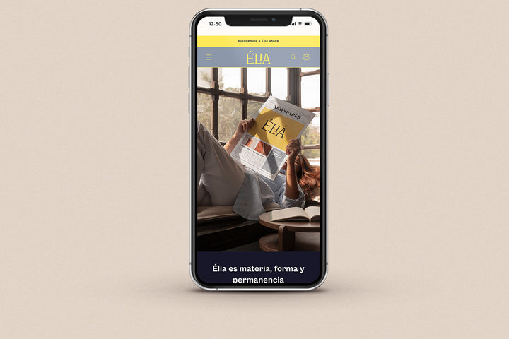 Imagen de un iphone con la web de Elia en su pantalla.