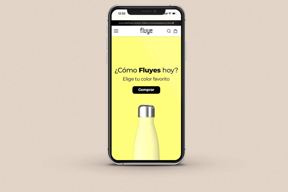 Imagen de un iphone con la web de Fluye en su pantalla.