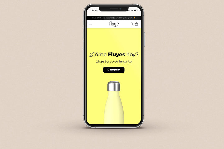 Imagen de un iphone con la web de Fluye en su pantalla.