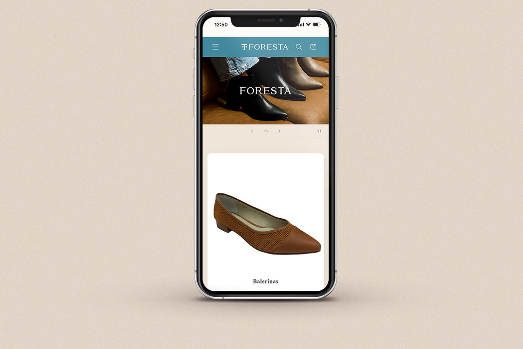 Imagen de un iphone con la web de Foresta en su pantalla.