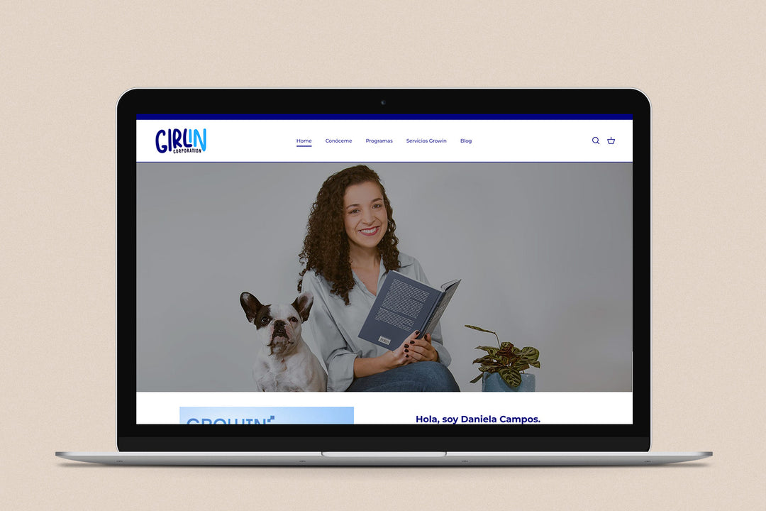 Imagen de una laptop con la web de Girl in Corporation en su pantalla.