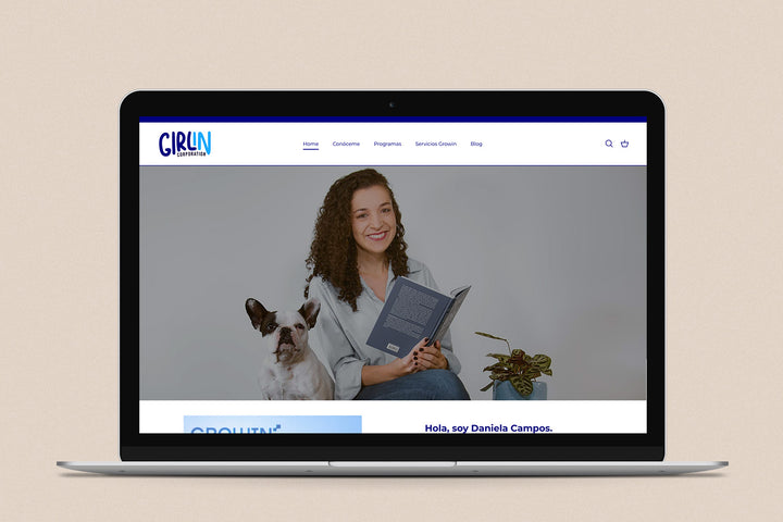 Imagen de una laptop con la web de Girl in Corporation en su pantalla.