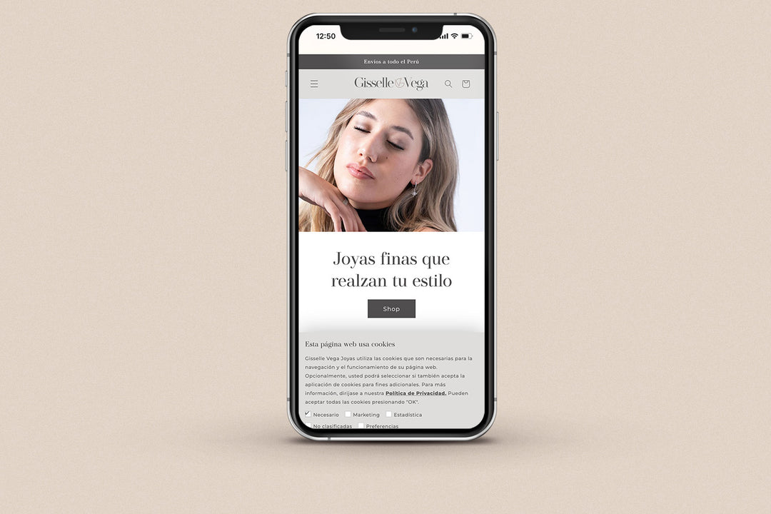 Imagen de un iphone con la web de Gisselle Vega Joyas en su pantalla.