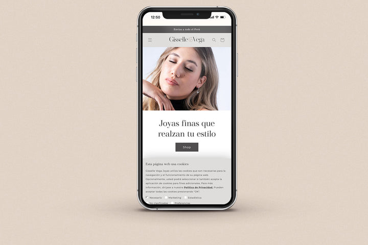 Imagen de un iphone con la web de Gisselle Vega Joyas en su pantalla.