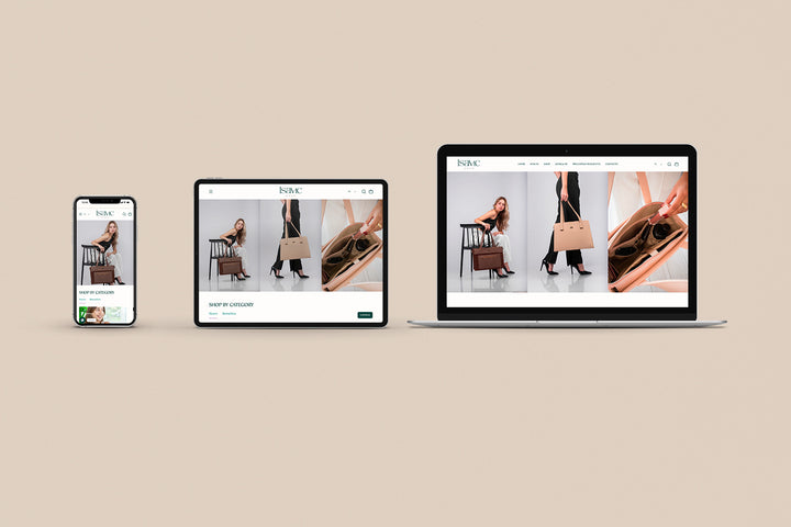 Un Iphone, un Ipad y una laptop mostrando cada uno el inicio de la página web de Isavic. Los tres dispositivos están uno al lado del otro sobre un fondo color entero beige. 