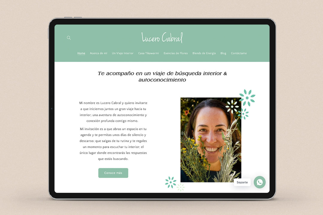 Imagen de un ipad con la web de Lucero Cabral en su pantalla.