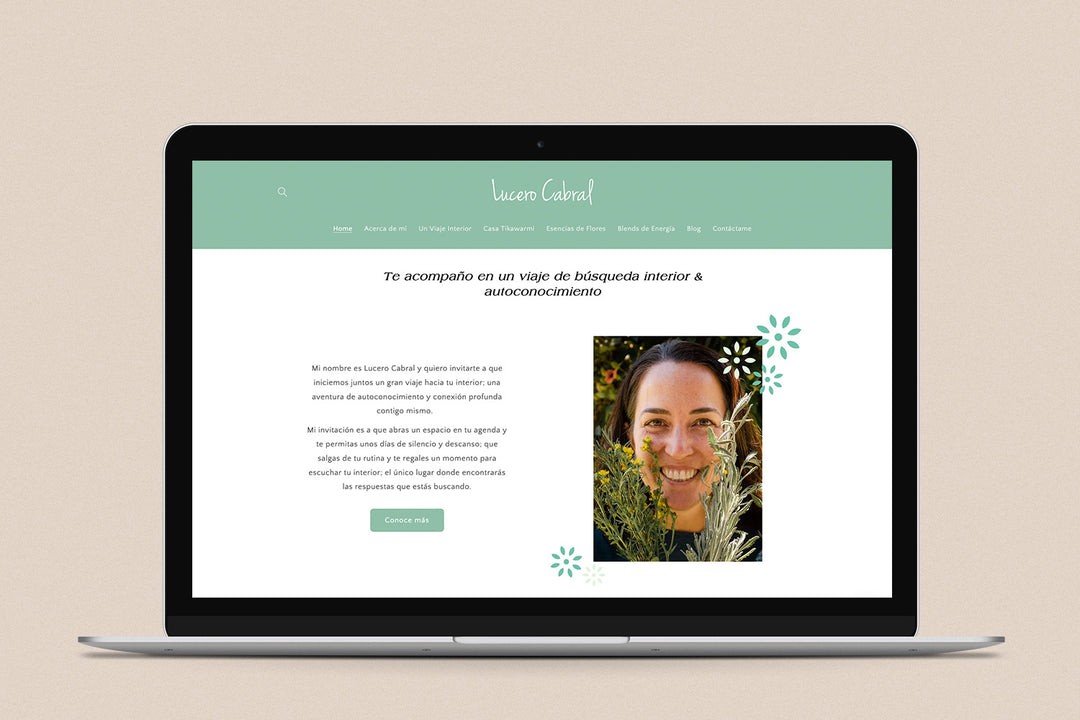 Imagen de una laptop con la web de Lucero Cabral en su pantalla.