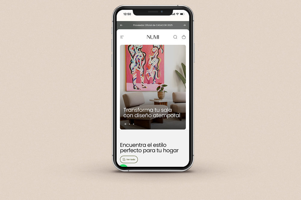 Imagen de un iphone con la web de Numi en su pantalla.