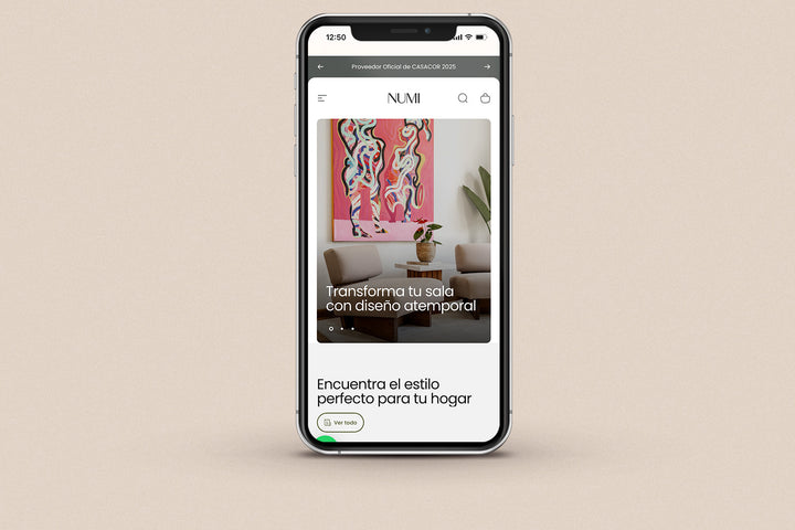 Imagen de un iphone con la web de Numi en su pantalla.