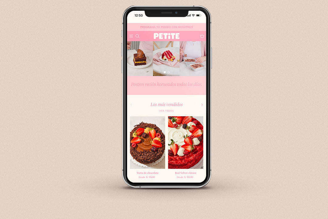 Imagen de un iphone con la web de Petite Bakery en su pantalla.