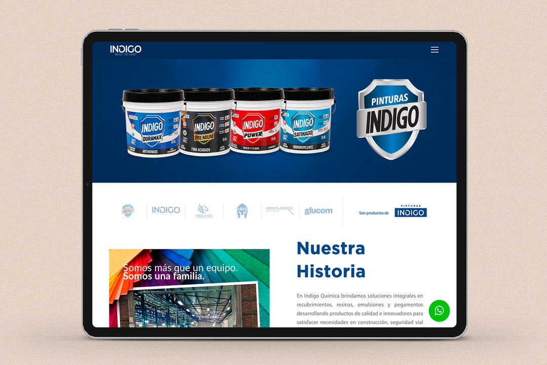 Imagen de un ipad con la web de Pinturas Índigo en su pantalla.