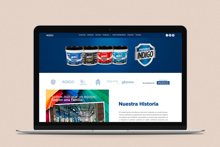 Imagen de una laptop con la web de Pinturas Índigo en su pantalla.
