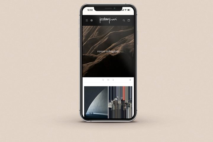 Imagen de un iphone con la web de Renzo Rebagliati en su pantalla.