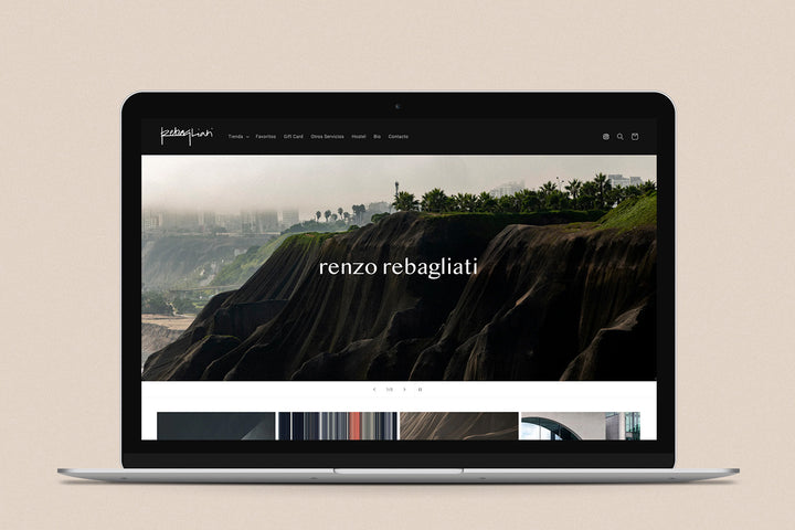 Imagen de una laptop con la web de Renzo Rebagliati en su pantalla.