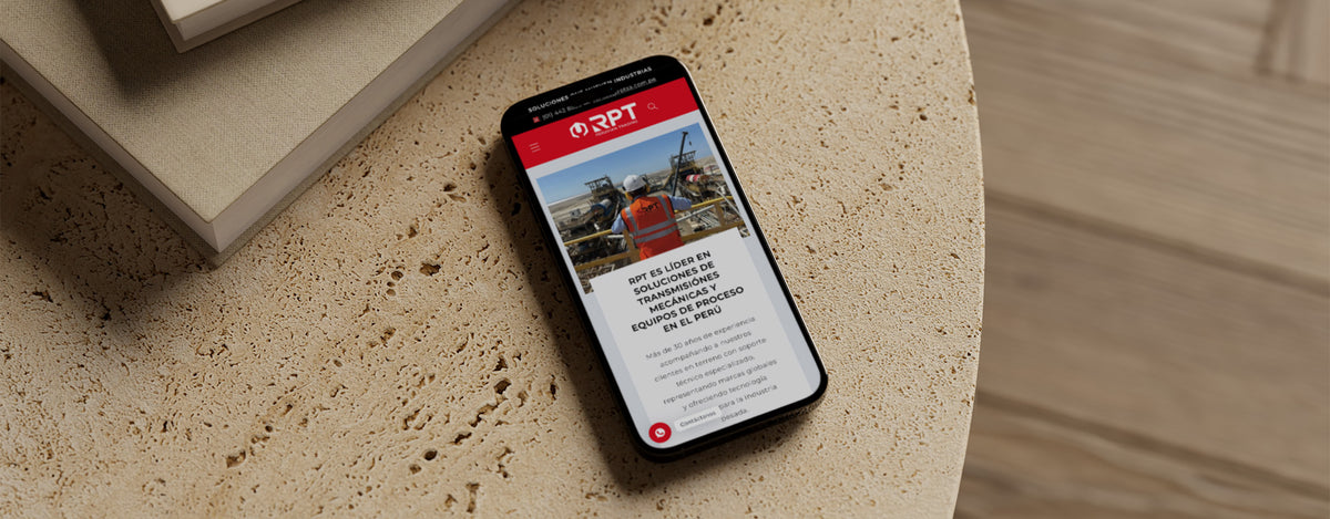Un iphone sobre una mesa dónde se encuentra abierta en la pantalla la página web de la empresa RPT SA.