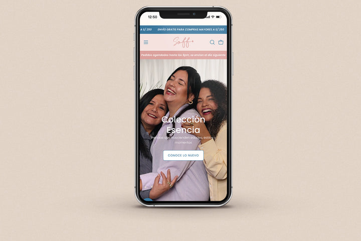 Imagen de un iphone con la web de Soff Plus en su pantalla.